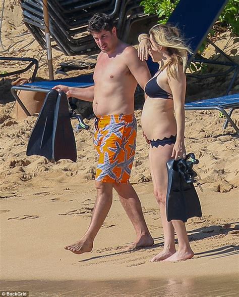 Jason Biggs And Jenny Mollen Enjoy Babymoon On Maui Beach Daily Mail
