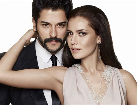 Самый красивый турецкий актёр Бурак Озчивит и его жена актриса Фахрие Эвжден ждут двойню