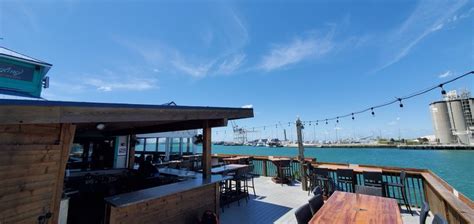 Watch Rockets Launch Fishlips Waterfront Bar And Grill In Florida