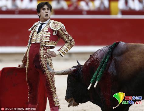 西班牙斗牛太疯狂 斗牛士被拱倒在地动弹不得青新闻中国青年网