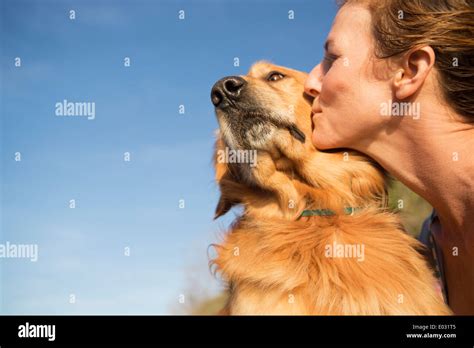 Mujer Besando Perro Fotografías E Imágenes De Alta Resolución Alamy