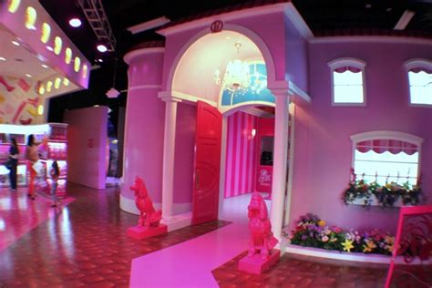 Barbie Dreamhouse Debut In Sawgrass Mills Mall Sunrise Florida Life Size Barbie Barbie Dream