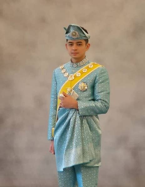Appointed as heir apparent with the title of tengku mahkota, 4th june 1930. TUNKU AZIZAH Dimasyhur Tengku Ampuan Pahang Ke-5 & TENGKU ...