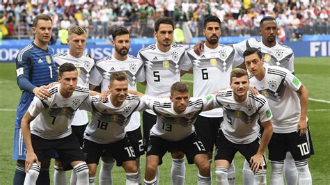 Das spiel beginnt, wie zu erwarten war. Mit dieser Aufstellung spielt Deutschland heute gegen ...