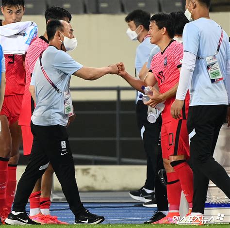 Jun 30, 2021 · 한국올림픽축구대표팀 김학범 감독이 30일 광화문 kt스퀘어에서 2020 도쿄올림픽 축구 국가대표팀 명단을 발표하고 있다. 김학범 감독 '권창훈, 수고했어'포토
