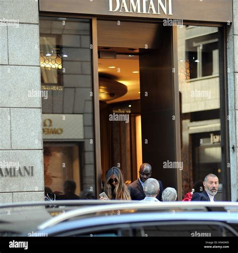 Milan Madalina Ghenea Arrive Au Centre Et Rend Le Shopping De Damiani