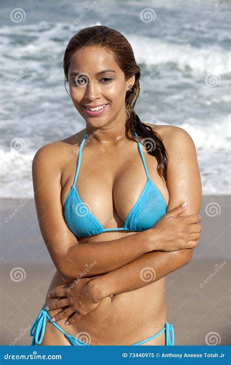 Mooie Vrouw In Een Sexy Natte Lichtblauwe Bikini Stock Afbeelding
