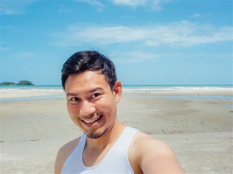 Premium Photo Happy Asian Man Selfie Himself On The Sunny Summer Beach