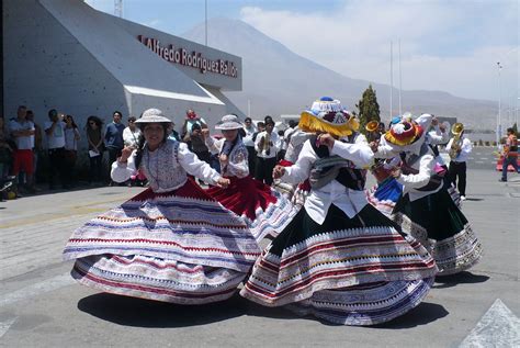 Con Danzas Típicas Arequipa Recibe A Turista 160000 En Aeropuerto