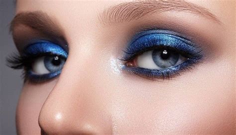 Maquillaje De Ojos Azul Cómo Hacer Un Hermoso Maquillaje Colorido En 2020 Maquillaje Ojos