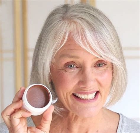 5 Professional Makeup Tips For Older Women Who Use Minimal Makeup