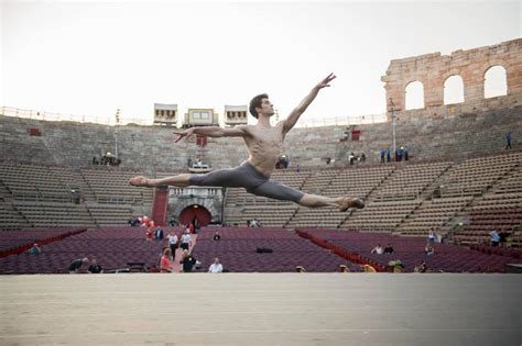 Visualizza altre idee su roberto bolle, bolle, ballerino. Roberto Bolle - L'arte della danza: Bolle in un'immagine ...