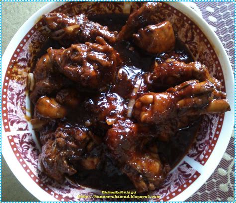 Ayam kecap adalah salah satu bentuk masakan dimana setelah dimasak, saus dan ayam akan berwarna kecokelatan. MaMaBATRiSYa: AYAM MASAK KICAP PEDAS