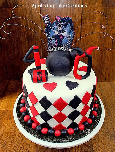 A harley quinn cake for a super hero themed birthday party today! Pin on Megan 16th