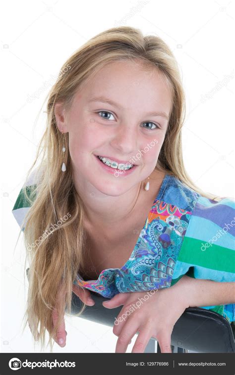 niedliche blonde schulmädchen porträt lächelnd teenager oder frühchen stockfotografie