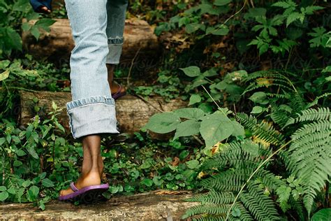 african american girl s feet in flip flops on a nature walk del colaborador de stocksy gabi