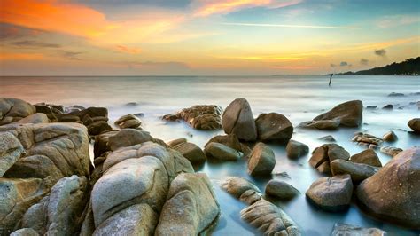 Wallpaper Pemandangan Matahari Terbenam Laut Batu Pantai Pasir