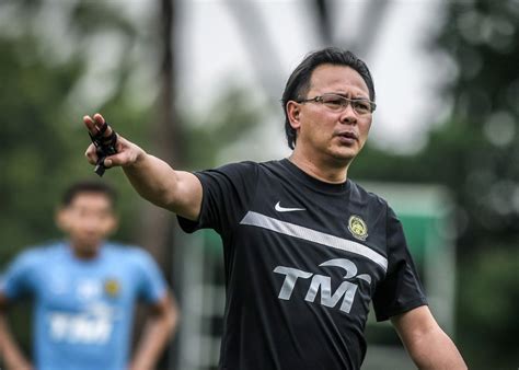 Pelatih timnas malaysia, datuk ong kim swee, menghadapi hal dilematis setelah banyak pemainnya yang mengalami cedera. 20 pemain jadi taruhan Kim Swee | Harian Metro