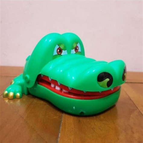 mainan buaya
