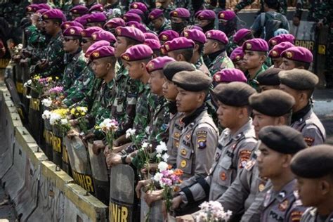 Komentar Para Orang Terkenal Mengenai Bagian-bagian Struktur TNI