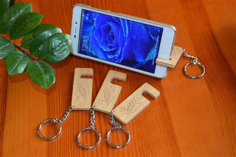 Wooden Smart Phone Stand Keychain Stand For Smartphone Compact