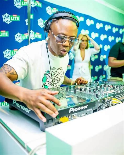 Presidents League Dj Tira Hangs Out With Zimbabwe President Emmerson