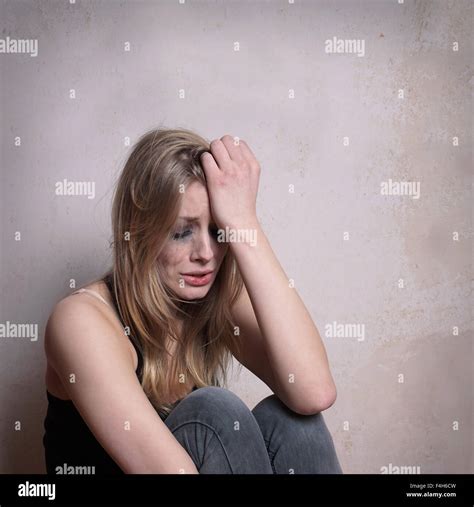 Mujer Joven Llorando Fotografía De Stock Alamy