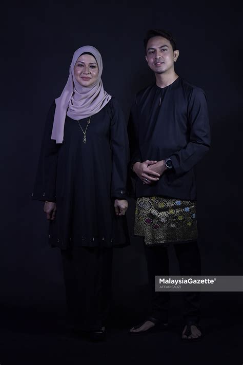 Sastra melayu klasik adalah sastra lama yang lahir pada masyarakat lama atau tradisional yakni suatu masyarakat yang masih sederhana dan terikat oleh adat istiadat. Keunikan baju Melayu klasik moden