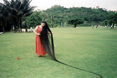 Straight long layered haircuts with side part. Xie Qiuping - World's Longest Hair Women ~ beautyway2life