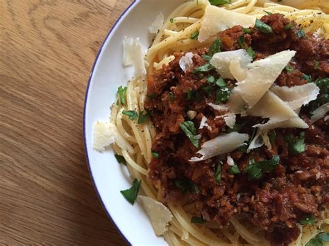 Rich spaghetti bolognese | Spaghetti bolognese, Easy spaghetti ...