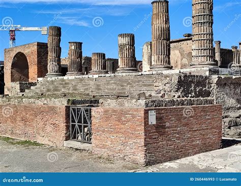 Pompei Basamento Del Tempio Di Giove Nella Piazza Del Foro Foto De