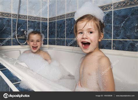 Брат снял сестру в ванной фото