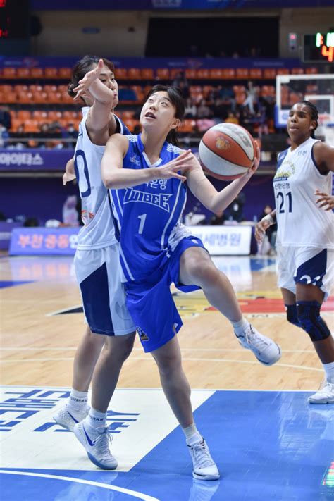 1 day ago · 신한은행은 '디지털데스크'와 'ai(인공지능) 뱅커' 등 디지털과 ai기술을 활용한 무인형 점포 '디지털라운지'를 (구)평촌남 지점과 (구)다사 지점(대구 소재)에 오픈했다고 28일 밝혔다. 우리은행 7연승 질주...신한은행 4연패 늪 - 조선닷컴 - 스포츠 > 농구