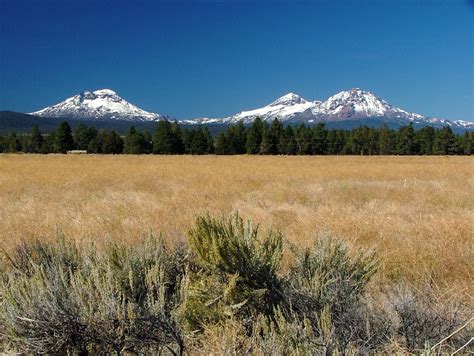Three Sisters Mountains Cascade Mountain Rangecentral Oregon Sisters