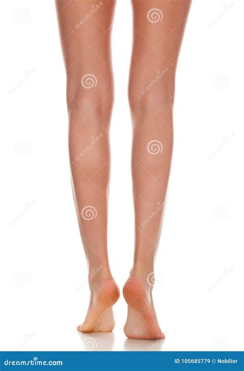 Красивые ровные и побритые ноги S женщины Стоковое Изображение изображение насчитывающей