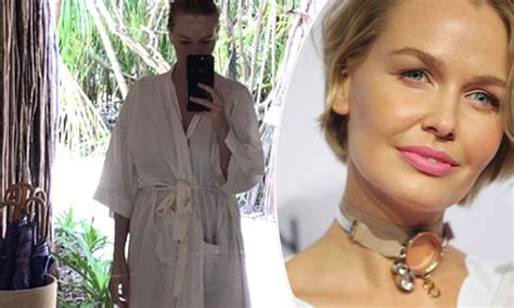 Lara Bingle Goes Makeup Free As She Poses For Relaxed Mirror Selfie On