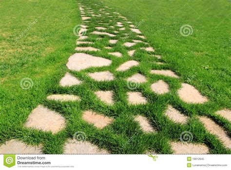 Pour faire un chemin de dalles en pierre dans votre jardin, il faut creuser des formes différentes pour chaque pierre. Chemin En Pierre Dans La Texture De Jardin D'herbe Verte ...