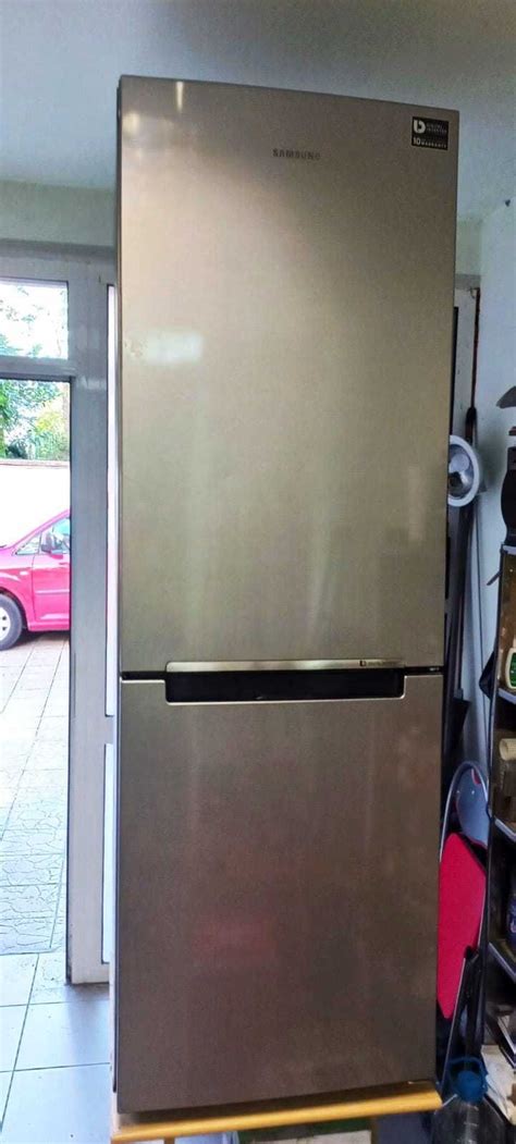Продавам хладилник фризер Самсунг инверторенв пълна изправност гр
