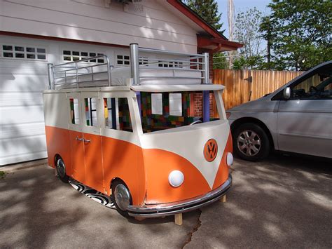 Kein problem, lass dich von diesen anleitungen bist du handwerklich begabt, kannst du deinen kindern in wenigen schritten ein komplettes bett selber bauen. Best Dad Ever Builds VW Bus Bed For 3-year-old Daughter - autoevolution