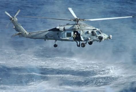 un helicóptero de la armada de estados unidos se estrelló en la bahía de san diego en