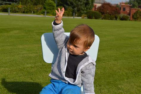 Fotos Gratis Césped Persona Gente Jugar Niño Niños Saludo