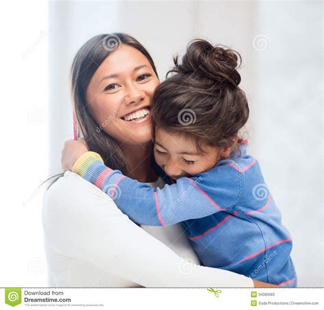 Abrazo De La Madre Y De La Hija Imagen De Archivo Imagen De Hermoso