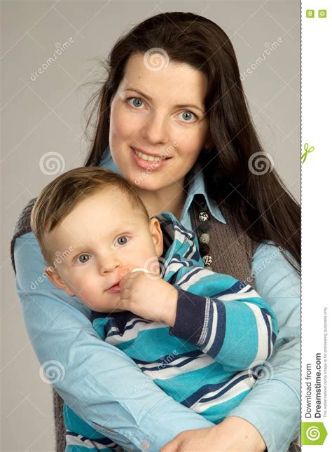 Madre Sonriente Con El Hijo Foto De Archivo Imagen De Madre Muchacho