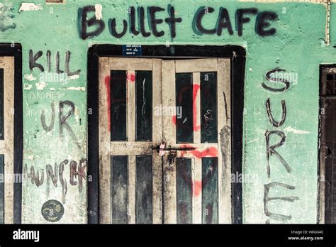 Kugel Cafe Töten Sie Ihren Hunger Graffiti Chitwan Nepal Stockfotografie Alamy