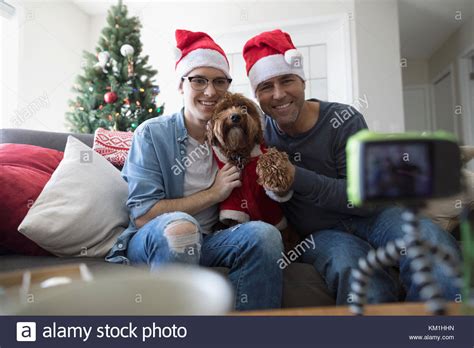 Padre Hijo Y Perro En El Gorro De Papá Noel Y El Traje Teniendo Selfie En Navidad Salón