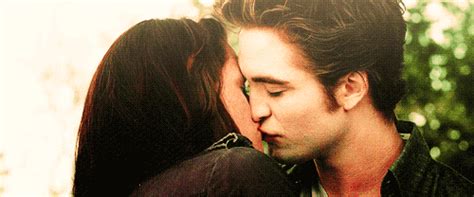 Bella And Edward Twilight Kiss  Download Free