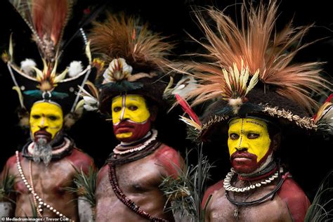 Papua New Guinea Tribesmen Cover Their Faces In Colourful Dye Daily