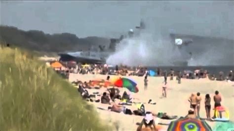 Russian Navy Hovercraft Lands On Busy Beach Десантный