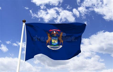 Bandiera Del Michigan Usa Che Ondeggia Contro Il Cielo Blu