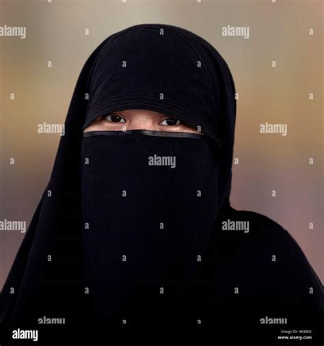 Muslimische Frau Niqab Burka Vor Einem Einfarbigen Hintergrund Isoliert Frau Augen Hijab